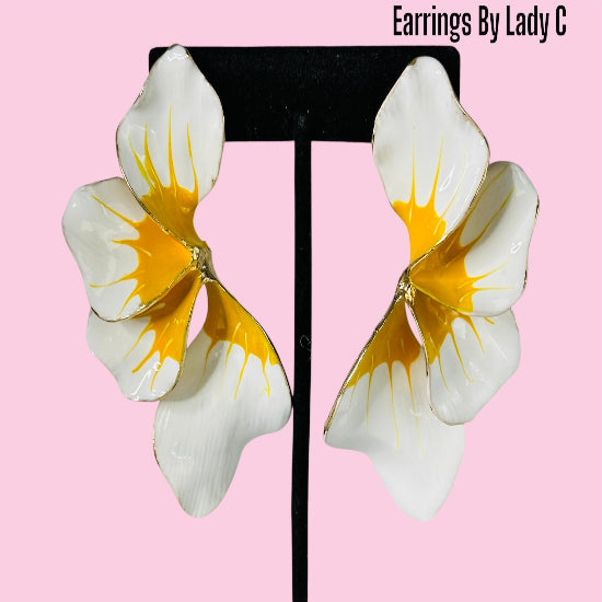 Ivory Sunshine earrings with delicate white and yellow flower design