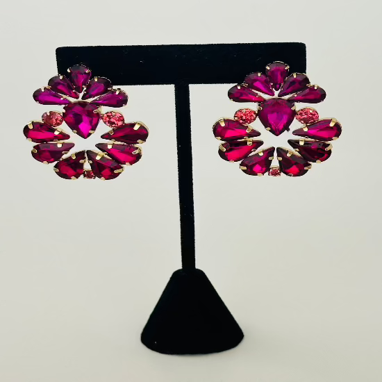 Rose red alloy stud earrings
1.77 inches length