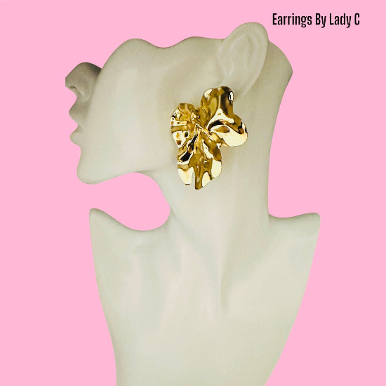 Punk flower earring with bold petals, edgy design for alternative fashion lovers.