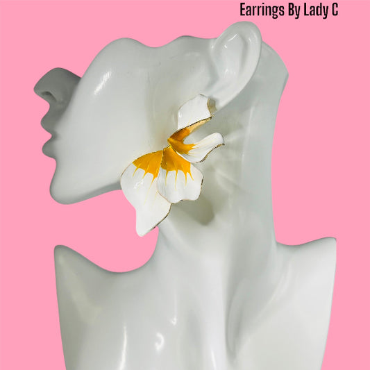 Ivory Sunshine earrings with delicate white and yellow flower design