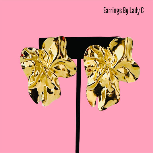 Punk flower earring with bold petals, edgy design for alternative fashion lovers.